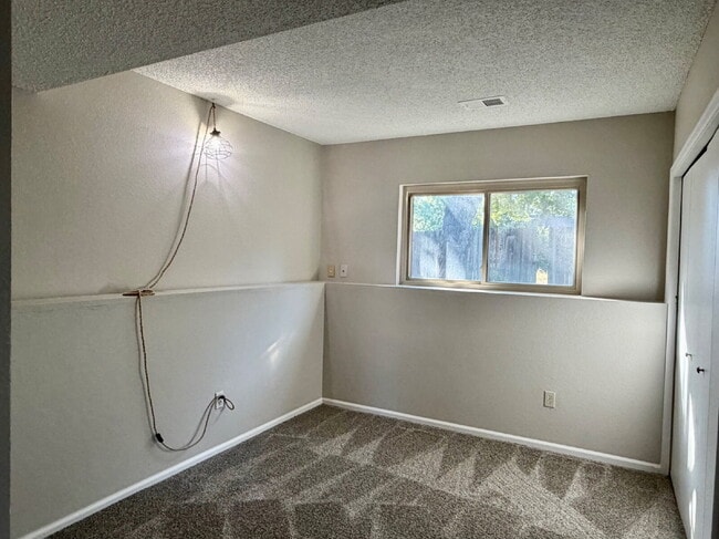 Building Photo - Charming Split-Level Oasis on a Quiet Cul-de-Sac Backing to Greenspace. New Carpet, New Paint and...