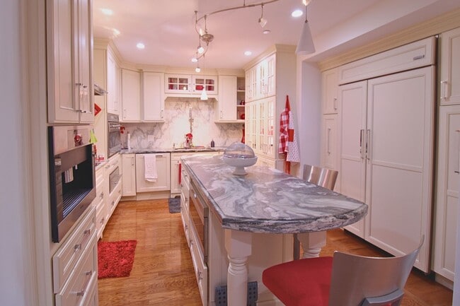 Building Photo - Luxury Living with Breathtaking City Views – Stunning Furnished 3BR/3BA in Bayfront Tower