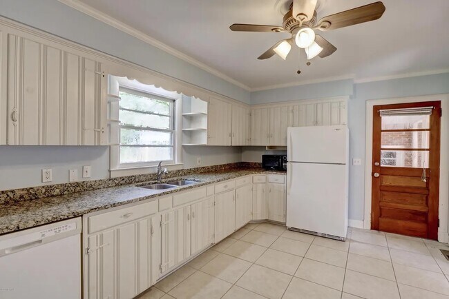 Building Photo - 211 Oak Leaf Dr