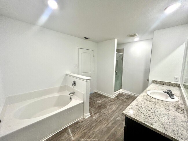 Building Photo - 16412 Farmhouse Ln