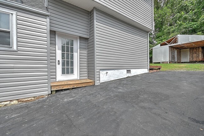 Building Photo - 4 Bedrooms 3 Baths Bristol TN