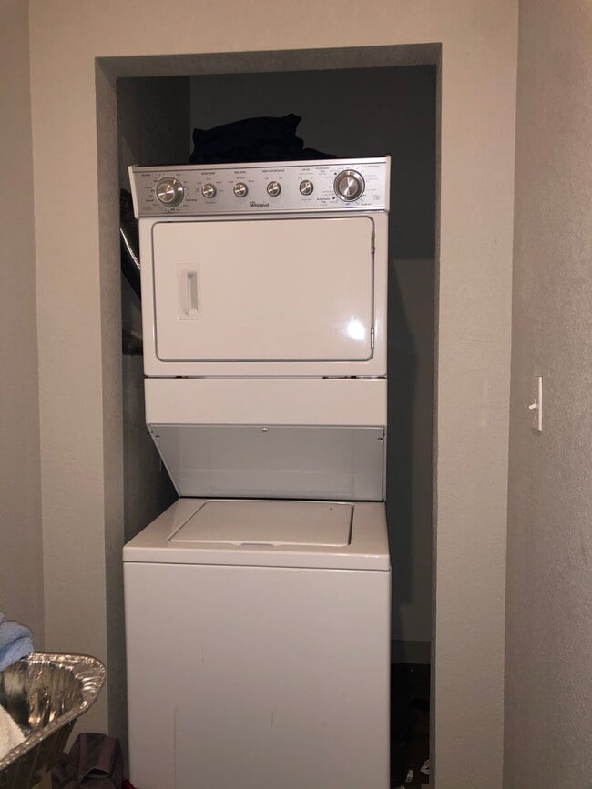 Building Photo - 33 S Hill Ave