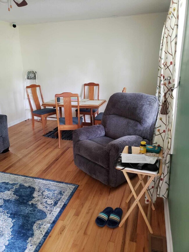 Building Photo - 1053 Pine Tree Dr