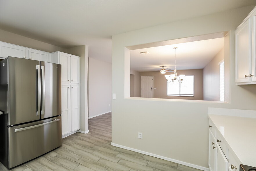 Building Photo - 9243 E Carmel Ave