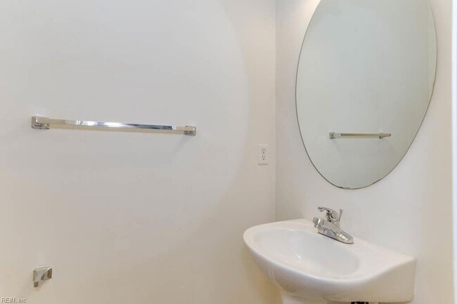 Building Photo - 528 Normandy St