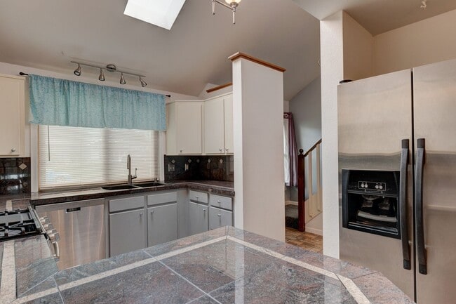 Building Photo - 3 Bedroom, 2 Bath Spacious Townhome with F...