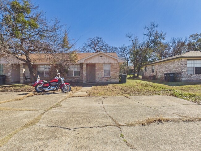 Building Photo - 824 San Saba Dr