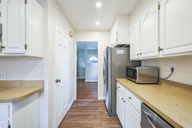 Building Photo - Beautifully Maintained 4BR/2BA Home in Sil...