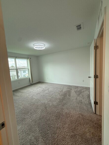 Master room - 6206 Daerr Ridge St