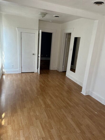 Building Photo - 1009 E Leicester Ave