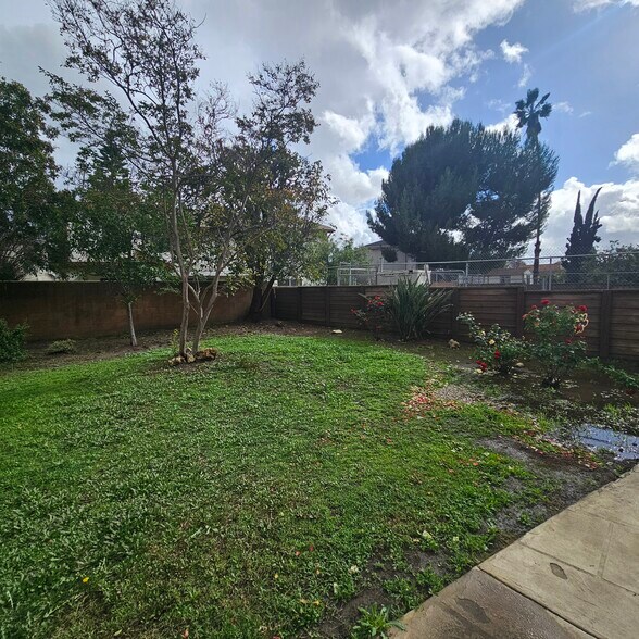 Building Photo - 8638 Collett Ave