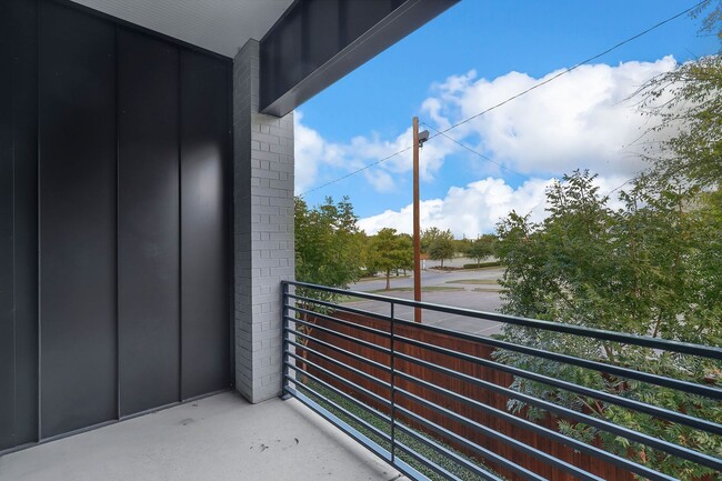 Building Photo - Stunning 3 Bedroom 3.5 Bathroom Townhome i...