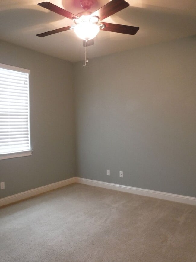 Building Photo - Lovely 4 Bedroom Home!