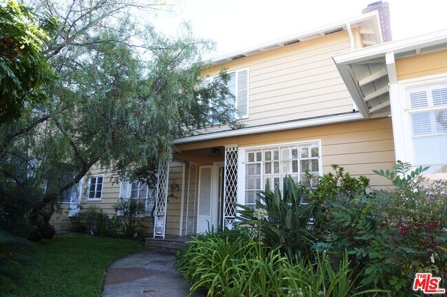 Building Photo - 951 Masselin Ave