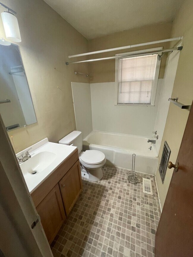 Building Photo - 105 Redwood Trail