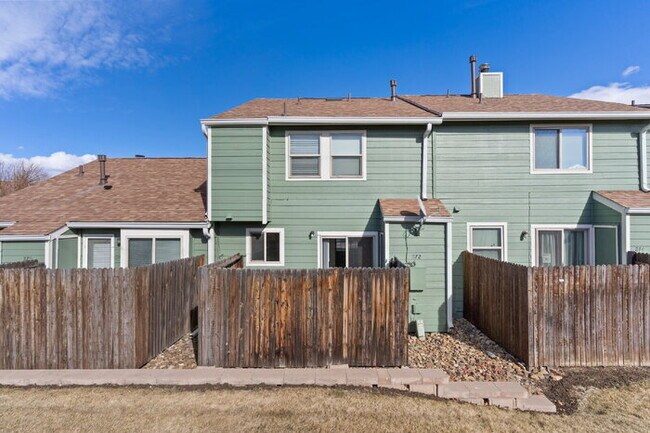 Building Photo - Upgraded 3-Bed Townhome Just Minutes from ...
