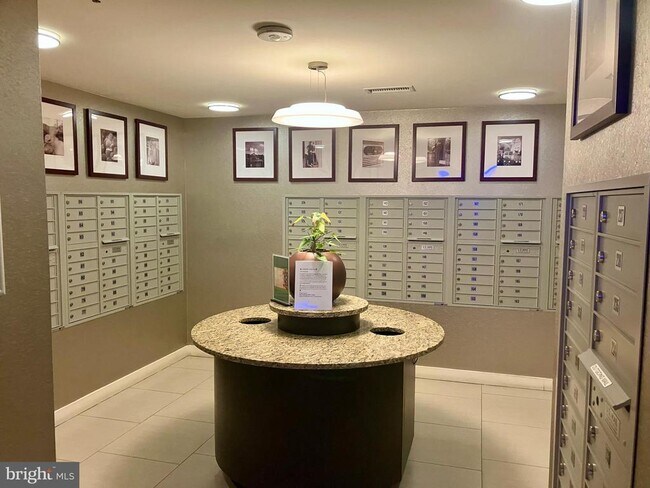 Building Photo - 5750 Bou Ave