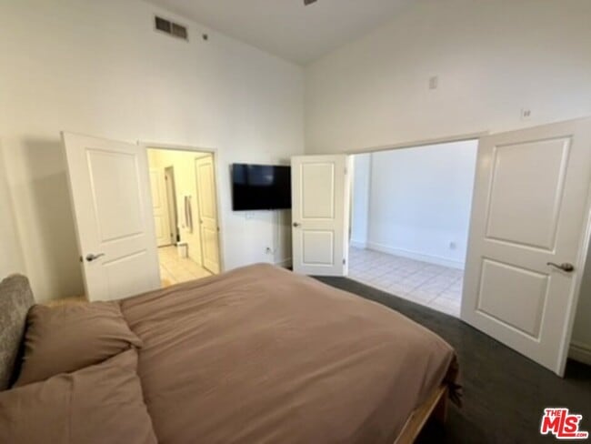 Building Photo - 150 S San Fernando Blvd