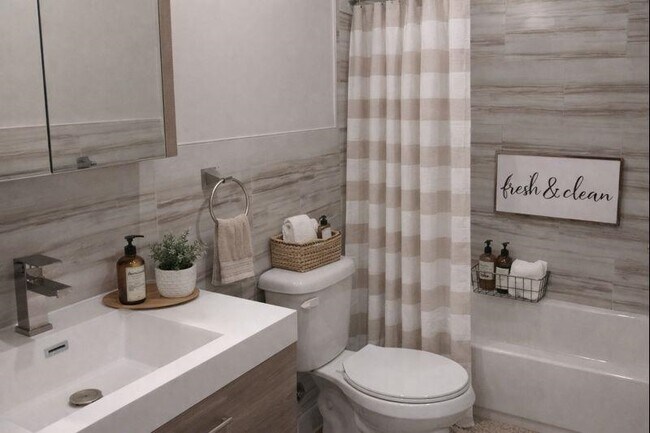 Building Photo - 801 Summit Ave