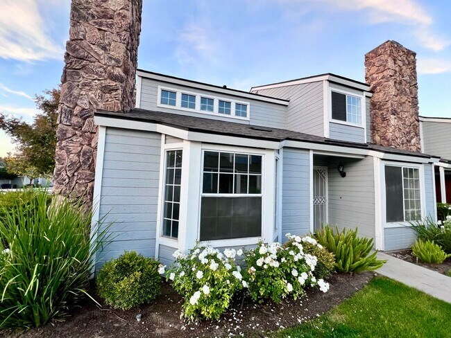 Building Photo - $2,295 Villa & Barstow, 3 Bedroom Condo - ...