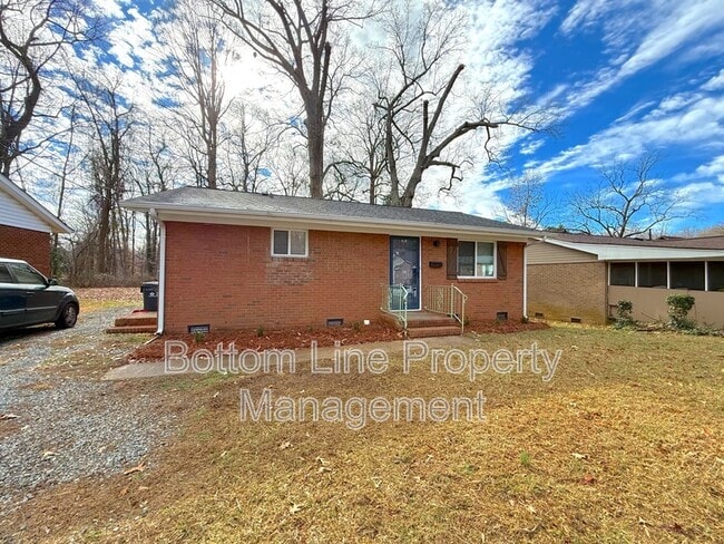 Building Photo - 2011 Holly St