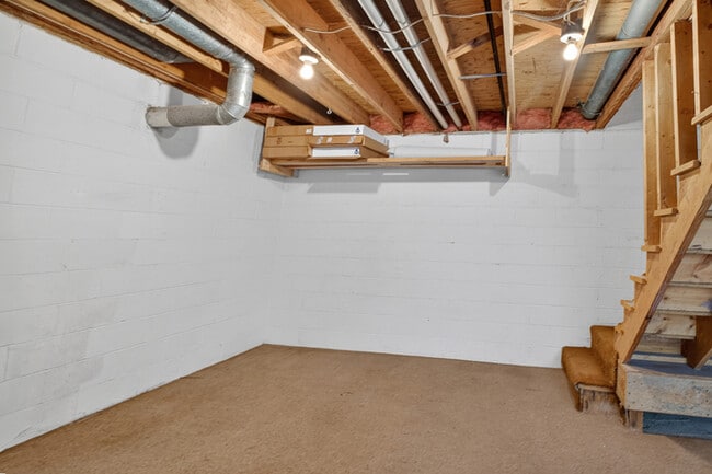 Building Photo - 4 Bedroom Near Butler University!