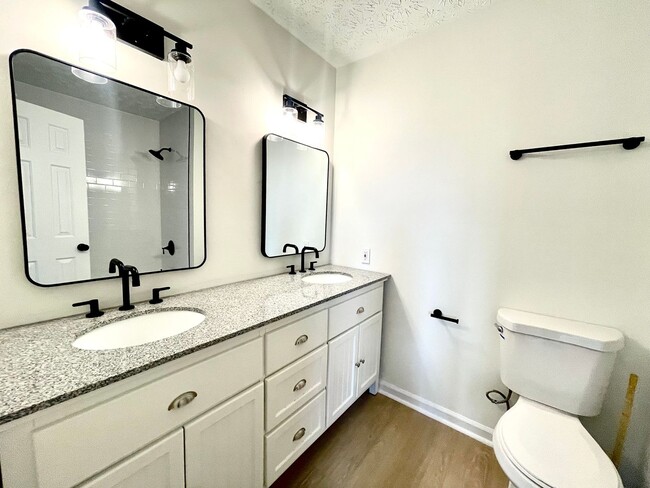 Building Photo - Beautifully updated, multi-level condo in ...