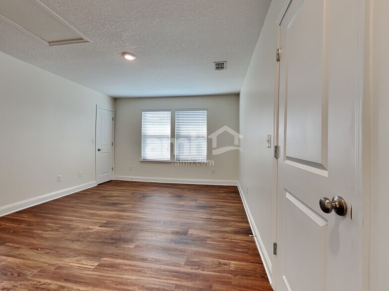 Building Photo - 3255 Roundabout Dr