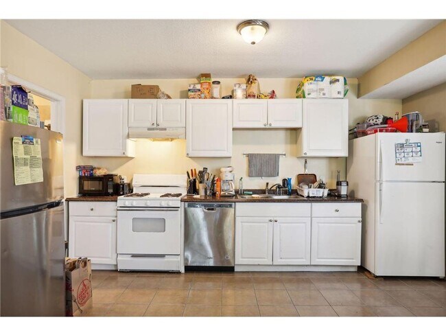 Building Photo - LOCATION LOCATION LOCATION! 5BD / 2BA Available 9/1/26!