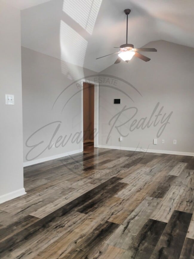 Building Photo - ON SPECIAL! Charming 3 Bedroom Ranch in Cl...