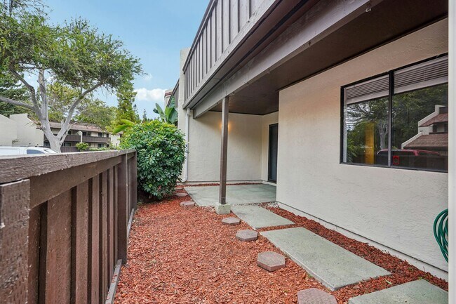 Building Photo - 999 Evelyn Terrace W