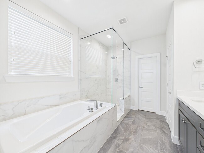 Building Photo - 2761 Clinton Dr