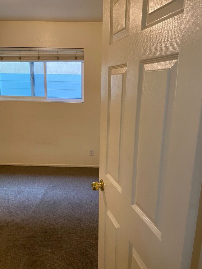 Building Photo - 6681 Del Playa Dr