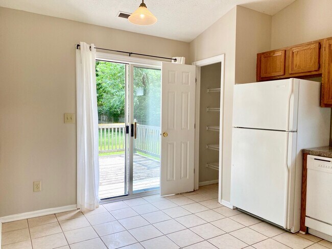 Building Photo - COMING SOON!! Great 3 Bedroom 2 Bathroom R...