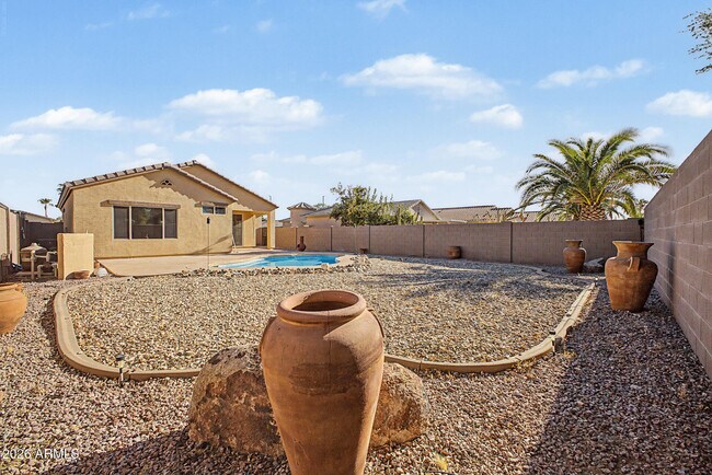 Building Photo - 706 E Las Colinas Pl