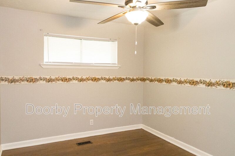 Building Photo - 730 Roberta Dr