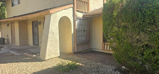 Building Photo - Quaint 2 story Townhome for rent