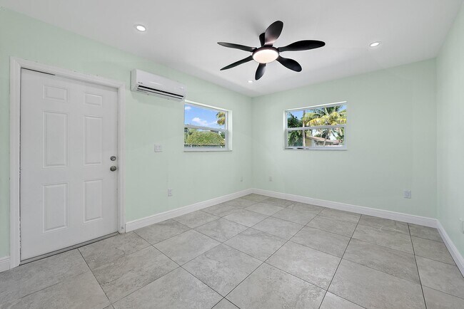 Building Photo - 135 E 28th St