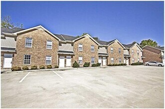 Building Photo - 2 Bedroom 1.5 Bath Townhome