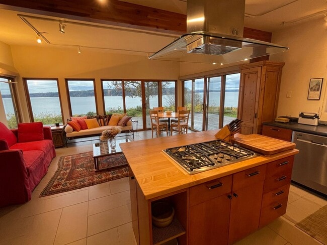 Building Photo - Spectacular View Home In Langley and Fully Furnished!