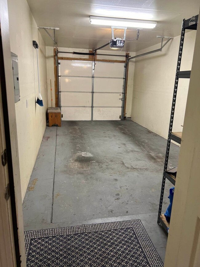 Building Photo - 2 bed 2 bath Townhome with Garage Coming S...