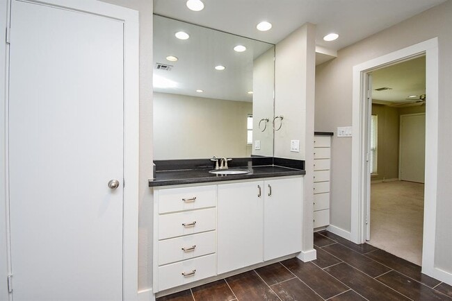 Building Photo - 5531 Yarwell Dr