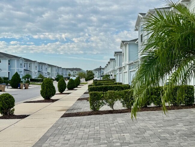 Building Photo - Townhome For Rent in Storey Lake - 3/2.5 w...