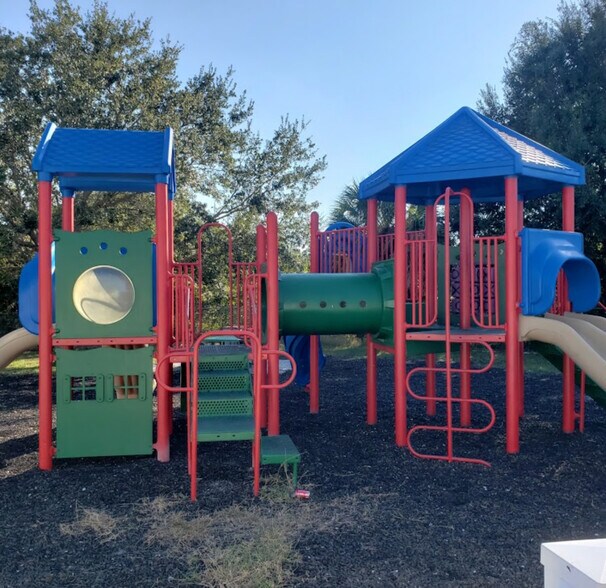 Primary Photo - 7210 N Manhattan Ave