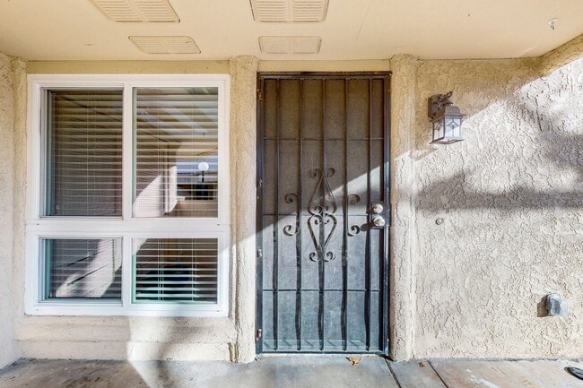 Building Photo - Great 2 Bedroom / 1 Bathroom Main-Level Unit – Prime Location!