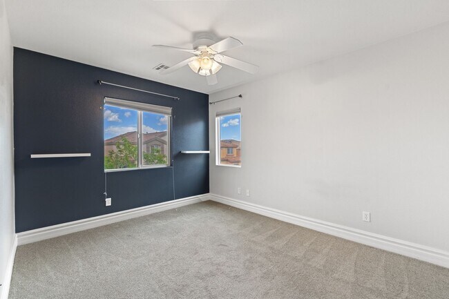 Building Photo - Southwest 3 bedrooms 2.5 bathrooms