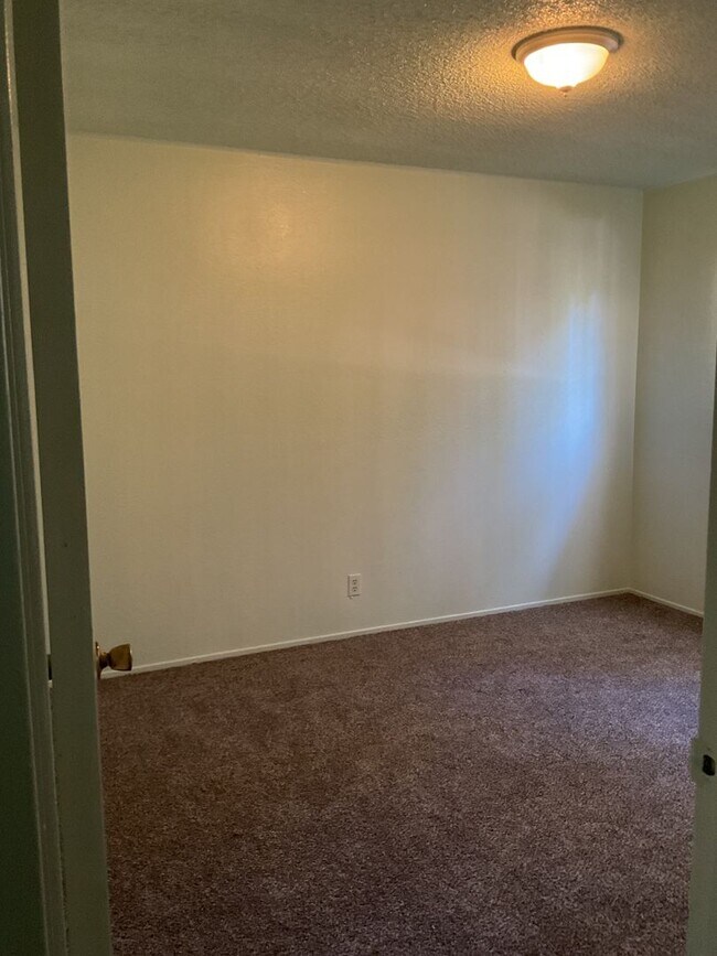 Building Photo - Two story 4 bedroom 2 bath home, Magalia