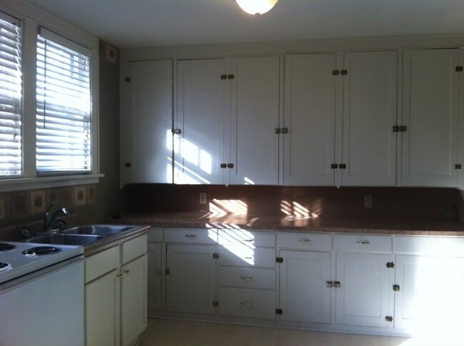 Building Photo - 2 Bedroom Country Charm in Elkhart