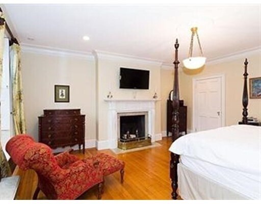 Building Photo - 14 Chestnut St