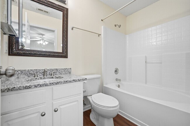 Building Photo - Beautiful Matthews Townhome with Updated Interior & Community Pool